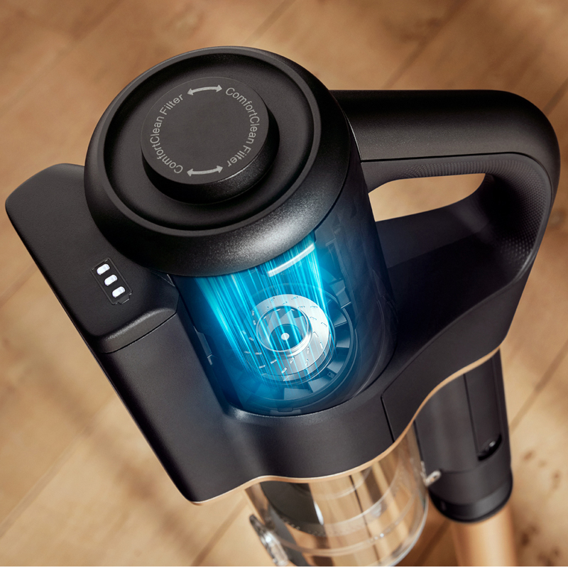 Staubsauger mit sichtbarem ComfortClean-Filter und blau leuchtender Zyklon-Technologie auf Holzfußboden.