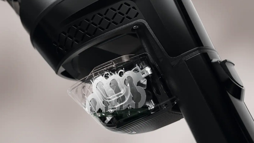 Nahaufnahme des transparenten Filtersystems eines Miele Triflex HX3 Staubsaugers.