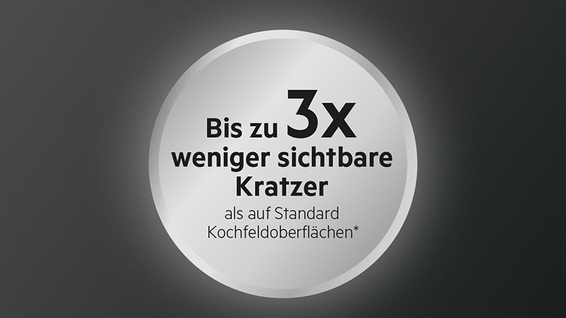 Silbernes Siegel mit der Aussage: „Bis zu 3x weniger sichtbare Kratzer als auf Standard-Kochfeldoberflächen.“