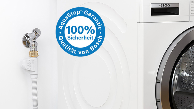 Bosch Waschmaschine mit AquaStop-Sicherheitssystem am Wasseranschluss. Ein Siegel weist auf „100 % Sicherheit“ und die AquaStop-Garantie hin.